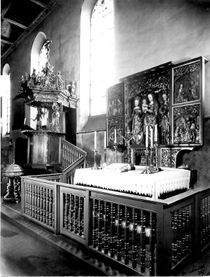Altar und Kanzel nach der letzten Restaurierung 1905 mit "Hundegitter" von 1675