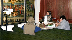 Herr Schoeller (rechts) arbeitet am Kruzifixus, der sonst auf dem Altar steht