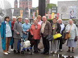 Reisegruppe vor dem Mainzer Dom (April 2009)