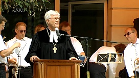 Landesbischof Prof. Dr. Bedford-Strohm bei seiner Predigt am 22. Juni 2014 im Innenhof des Hospitals