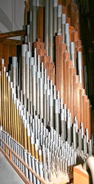 Die Orgel in der St. Michaeliskirche ist mit rund 4000 Pfeifen und 62 Registern die grte in Hochfranken, und sie gehrt zu den bedeutendsten in Oberfranken, weil sie historisch besonders wertvoll ist. 1834 wurde sie von den Brdern Georg Christian und Georg Adam Friedrich Heidenreich in der Tradition von Gottfried Silbermann (1683 bis 1753) gebaut. Foto: kb